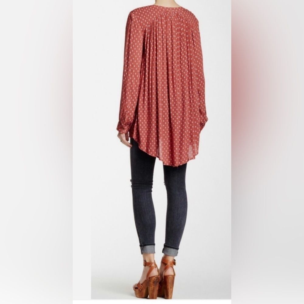 Free People print boyfriend blouse in Relaxed Rust Polka Dot High-Low tunic - Picture 2 of 2